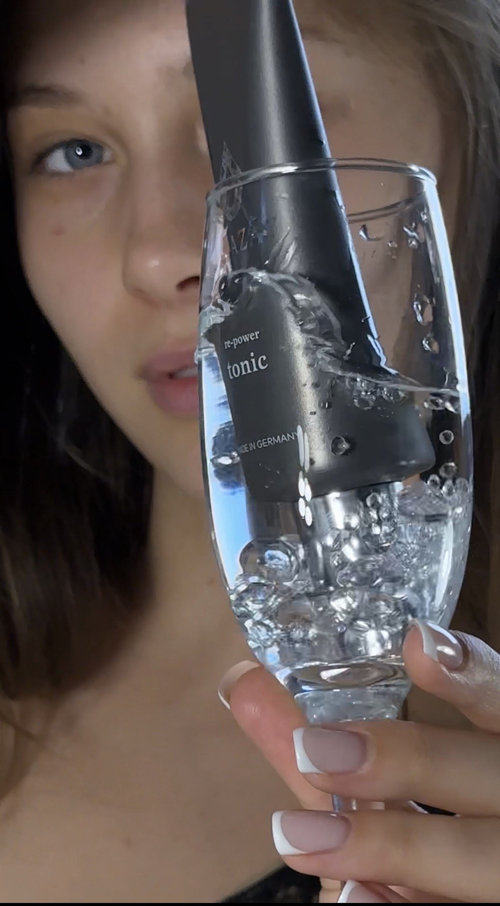 SHAZAY Re-Power Tonic у келиху з водою